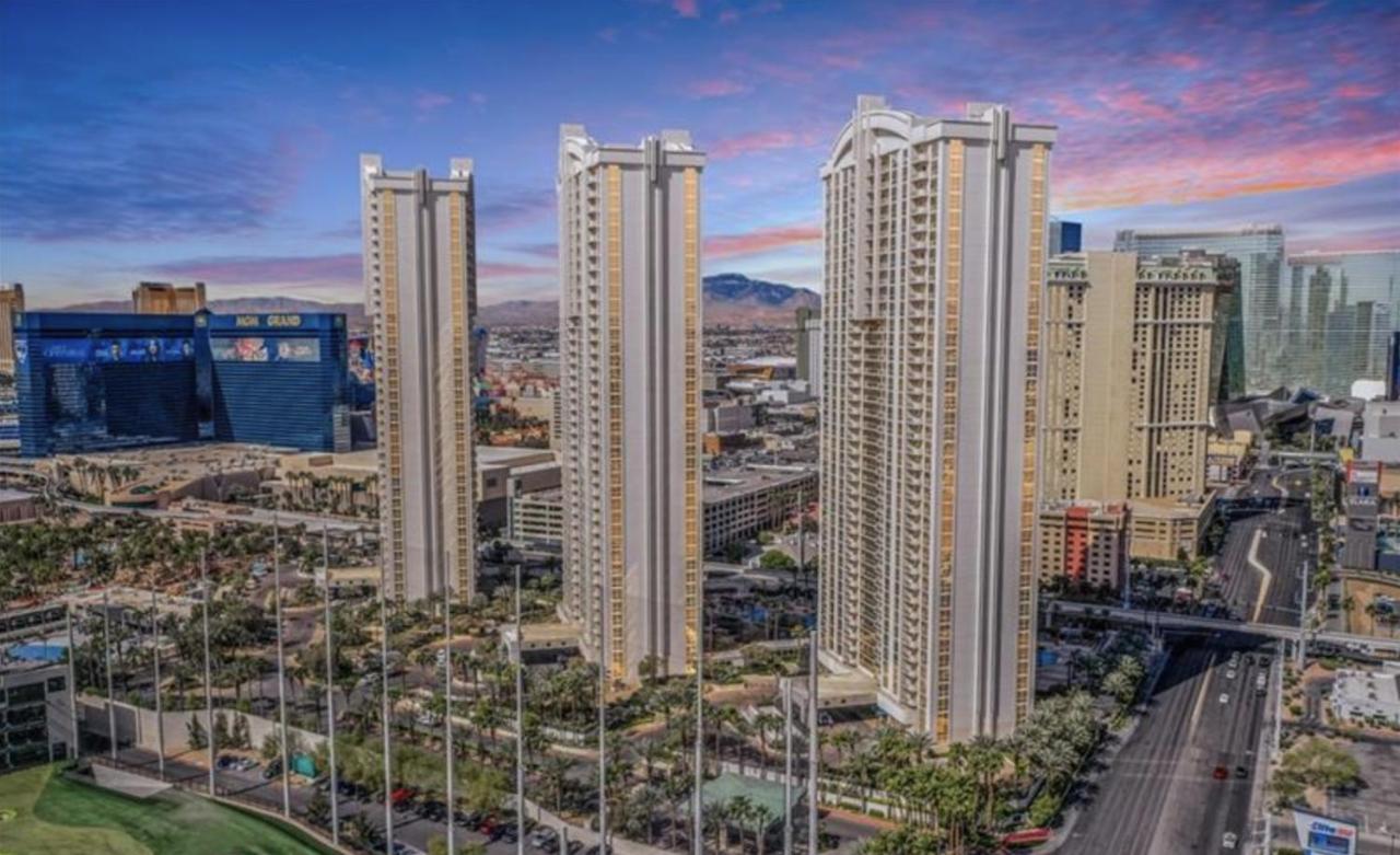 Balcony Full Strip View Suite Mgm Signature Free Valet Las Vegas Exterior photo