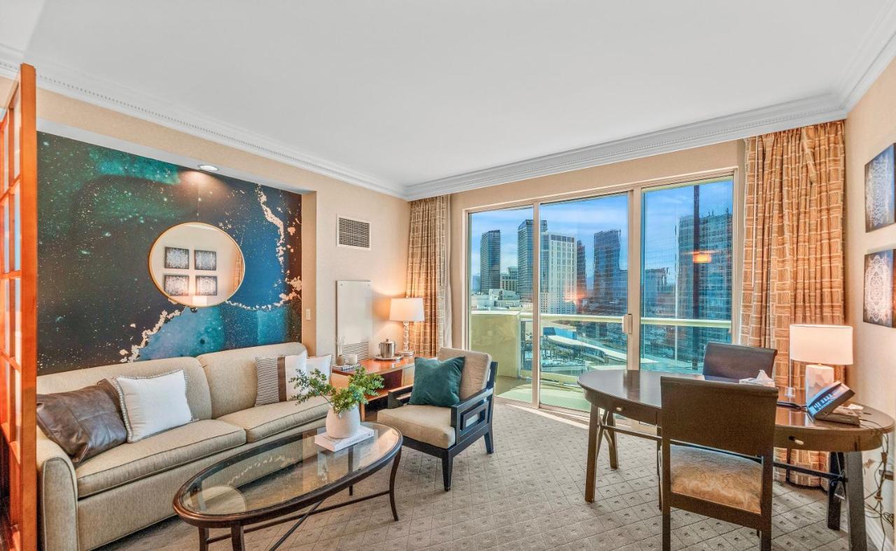 Balcony Full Strip View Suite Mgm Signature Free Valet Las Vegas Exterior photo